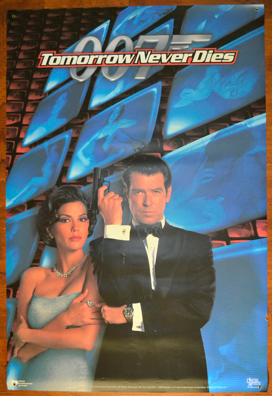 007 : Tomorrow Never Dies  (James Bond)  Original Cinema Banner - Film Banner - Movie Banner - Vinyl Banner 