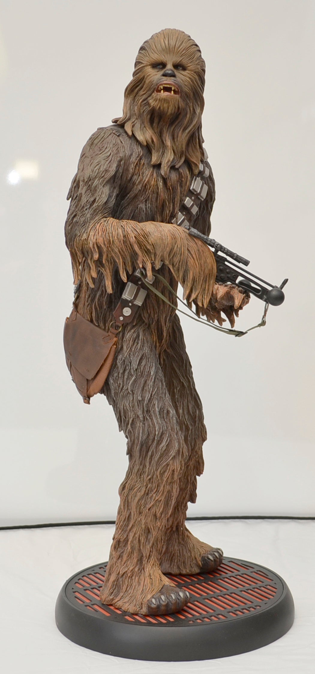 STAR WARS : SIDESHOW PREMIUM FORMAT CHEWBACCA – Left View 