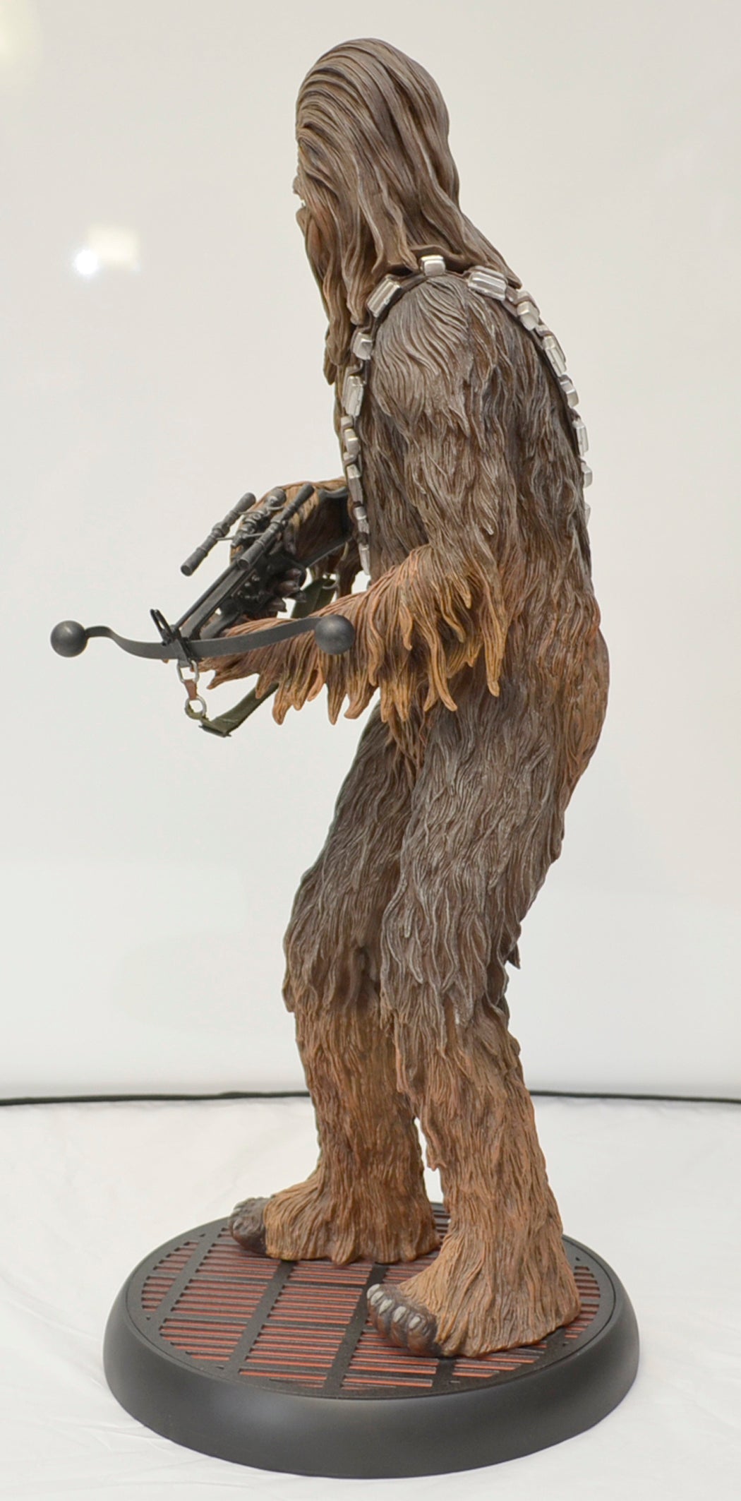 STAR WARS : SIDESHOW PREMIUM FORMAT CHEWBACCA – Right View 