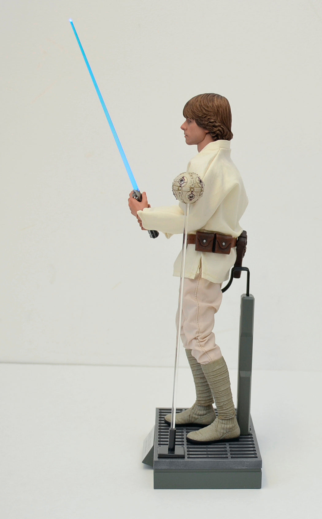 STAR WARS : HOT TOYS - LUKE SKYWALKER – SIDEHOW EXCLUSIVE – Left View 